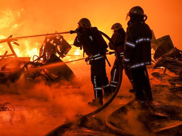 Через нічний удар росіян по Харкову спалахнули пожежі у трьох місцях, рятувальники ще гасять полум'я. Фото, відео