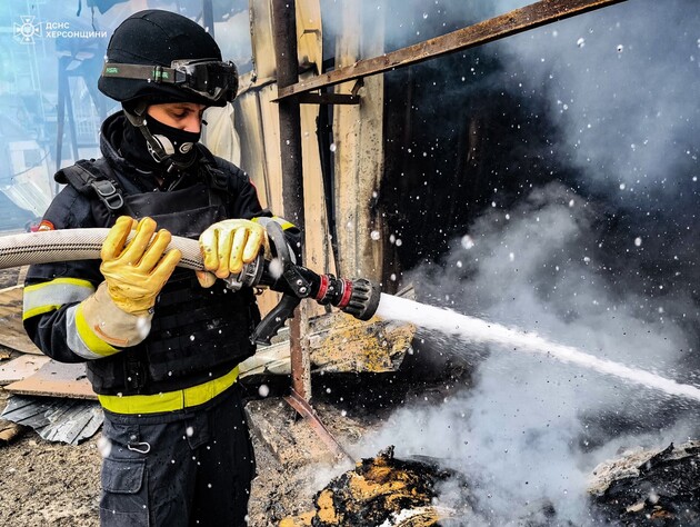 Окупанти вдарили по підприємству в Харкові, на місці прильоту сильна пожежа, постраждало четверо цивільних