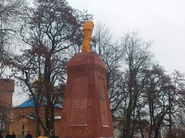 В Полтавской области повредили два памятника Ленину