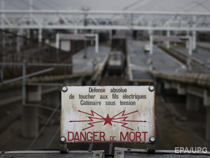 Евротоннель под Ла-Маншем приостановил движение из-за вторжения группы мигрантов