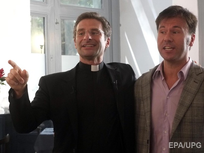 Ватикан уволил священника-гея после "каминг-аута"
