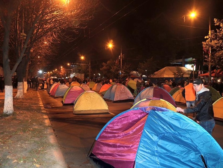 Протестующие в Кишиневе освободили центральный проспект и перенесли палатки на тротуар
