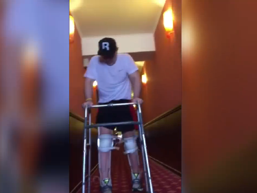 Кернес опубликовал видео, на котором он учится ходить