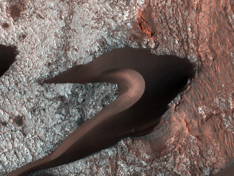 Межпланетная станция NASA передала качественный снимок марсианских дюн