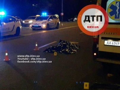 В Киеве предположительно пьяный водитель сбил на тротуаре двух пешеходов. Видео