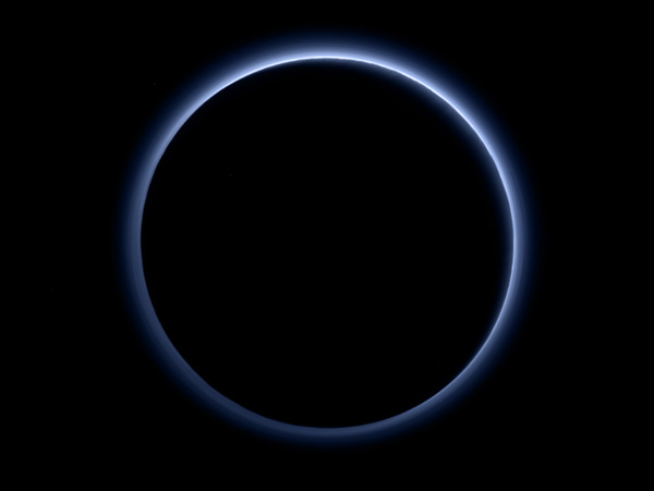 NASA: Над Плутоном обнаружено голубое небо, а на поверхности &ndash; замерзшая вода