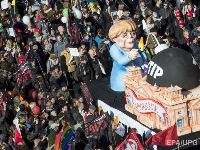 Reuters: В Берлине сотни тысяч людей протестуют против договора о свободной торговле между ЕС и США