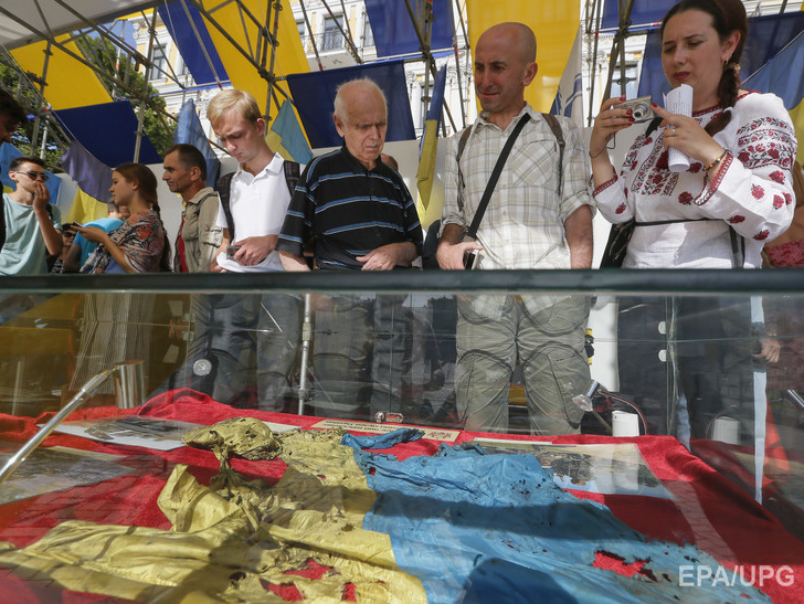 Порошенко подписал указ, которым в День защитника Украины предлагается вывешивать государственные флаги на зданиях