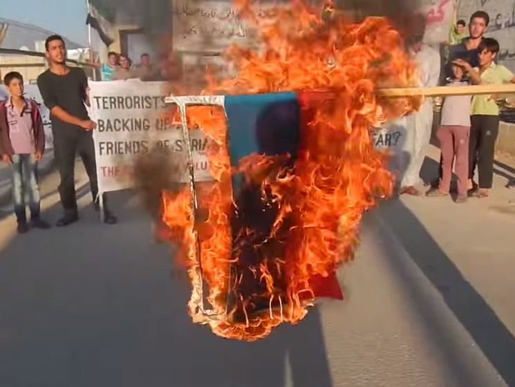 Сирийцы сожгли флаг России в провинции Идлиб. Видео