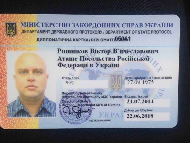 МВД: Под Киевом предположительно пьяный российский дипломат влетел в отбойник и заперся в авто от полицейских