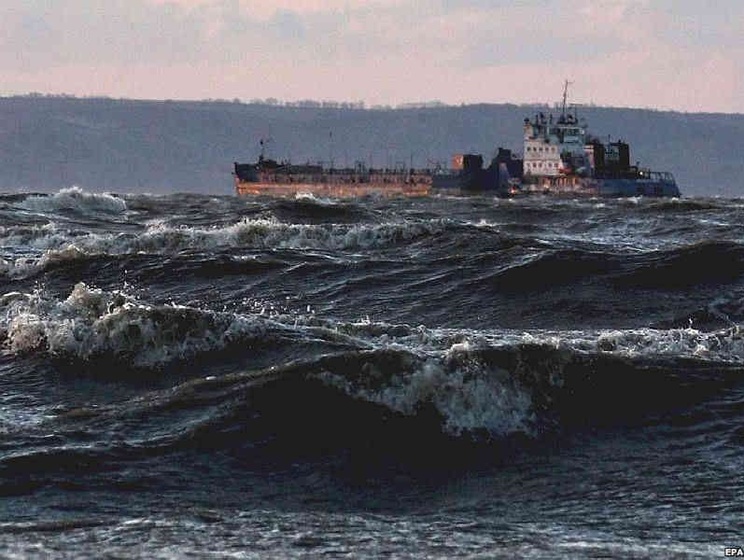 Из-за шторма на Черном море закрыта Керченская переправа