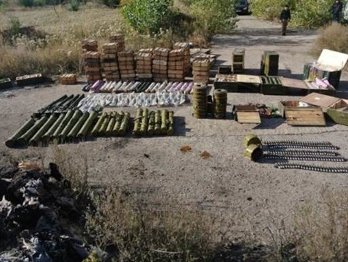 СБУ обнаружила крупный склад оружия и боеприпасов на заброшенном складе в Луганской области