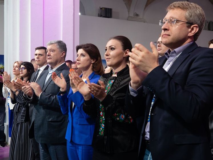 В "Европейской солидарности" провели общественные праймериз, которые прошли 77 кандидатов. Порошенко в них не участвовал, блогера Олешко не допустили