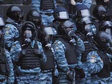 СМИ: Киевскую милицию мобилизуют на вечер и выдают боевое оружие