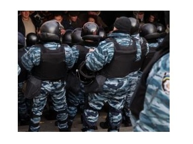 Одесские активисты не пускают "Беркут" в Киев