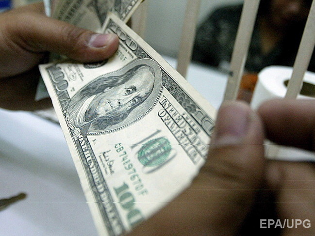 Нацбанк понизил курс гривны к доллару и евро