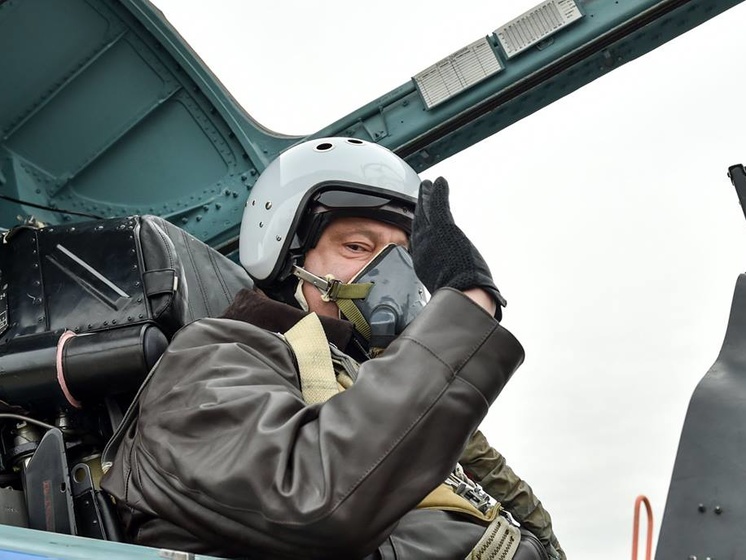 Порошенко в Запорожье полетал на истребителе Су-27