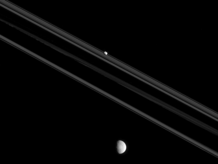 Станция Cassini сделала снимки спутников Сатурна Мимаса и Пандоры