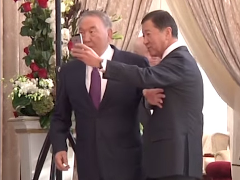 На саммите СНГ Назарбаев отказался делать селфи с миллиардером. Видео