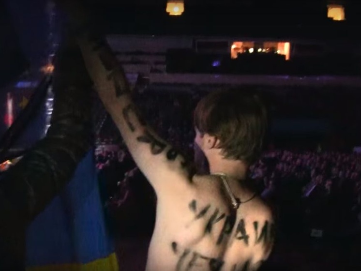В Праге на концерте российского хора Александрова активисты обнажились в поддержу Украины. Видео