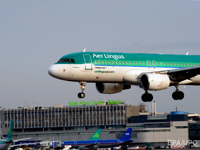 Пассажир следовавшего в Дублин самолета в панике укусил соседа и скончался