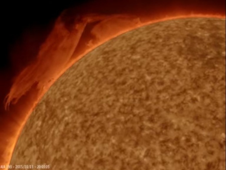 NASA опубликовало большое плазменное извержение на краю Солнца. Видео