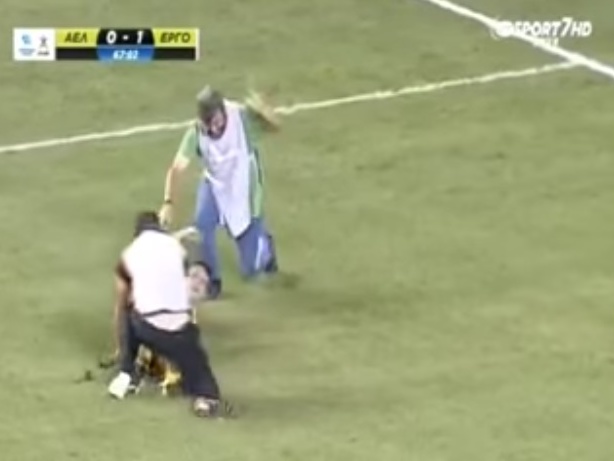 Сотрудники стадиона в Греции дважды уронили футболиста на носилках, а затем бросили его за пределами поля. Видео