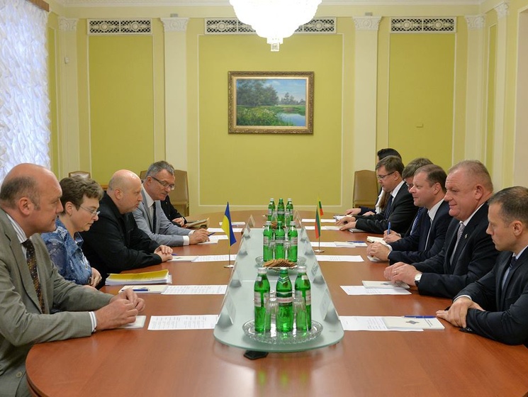 СНБО: Турчинов обсудил с литовским коллегой вопросы интенсификации сотрудничества в сфере безопасности