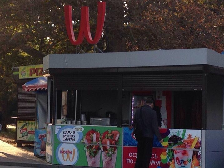 Березовец: В Ялте украли знак с ресторана McDonald's и украсили им забегаловку на набережной