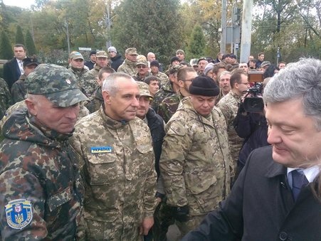 Порошенко: Боевики начали отвод танков в районе Новоазовска
