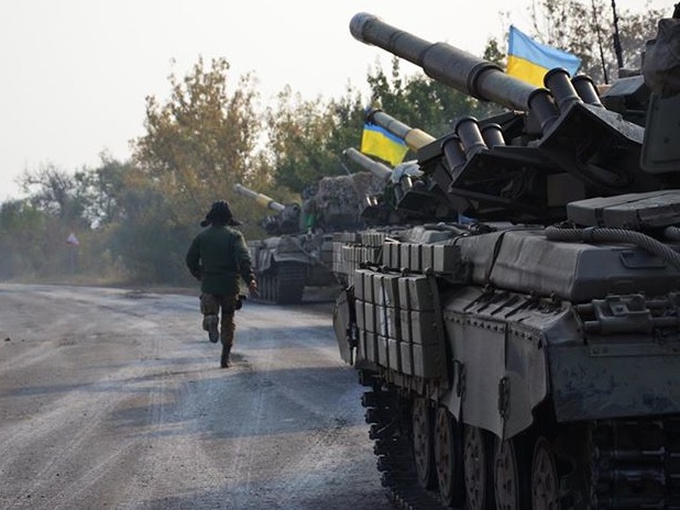 Пресс-центр АТО: Украинские военные завершили отвод танков на всех направлениях