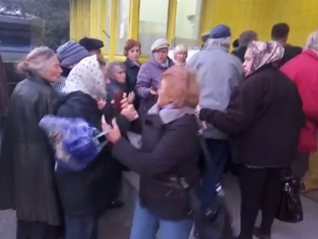 В Киеве на Подоле пожилые женщины подрались из-за очков, которые раздавали от кандидата в депутаты. Видео