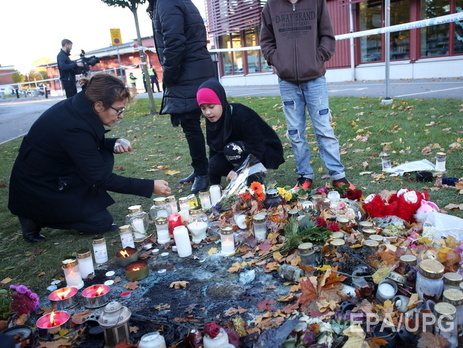 К школе Kronen где произошла трагедия жители Тролльхеттана несут цветы и свечи