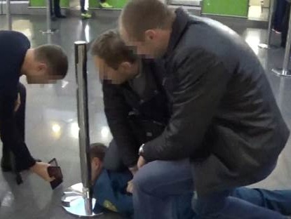 Главного таможенного инспектора поста "Борисполь-аэропорт" задержали при получении взятки