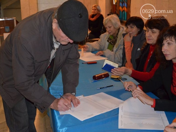 Милиция проверяет информацию о сборе подписей в реестре избирателей на одном из участков Мариуполя