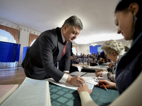 Порошенко с женой, Тимошенко с косой, Садовый в вышиванке – как сегодня голосовали политики. Фоторепортаж