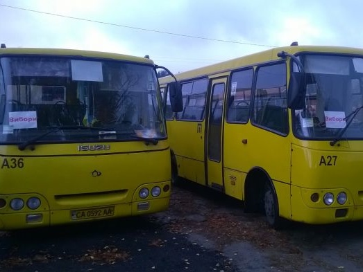 В Черкасской области наблюдатели заметили автобусы, которые подвозят избирателей к участку