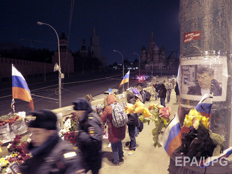 Рабинович: У&nbsp;народного обелиска Борису Немцову на тротуаре моста и теперь ряды свежих цветов