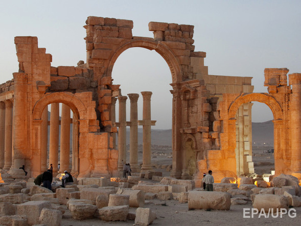 Боевики ИГИЛ во время казни уничтожили древние колонны в Пальмире