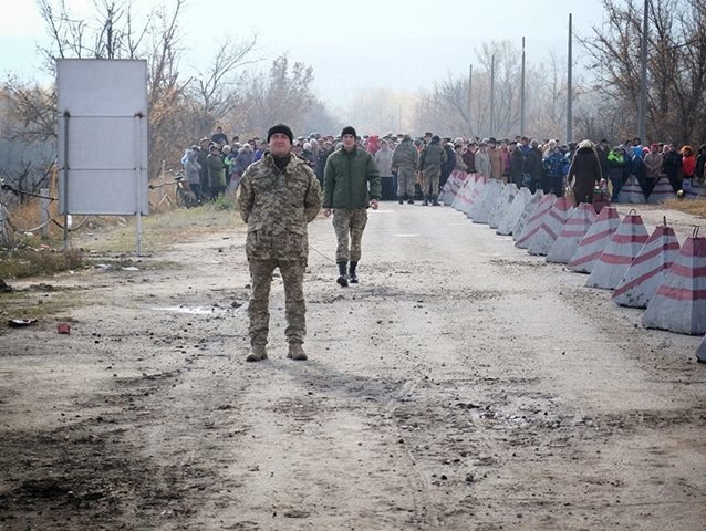 Тука: В первый день работы пункта пропуска в Станице Луганской в обе стороны прошло более 720 человек