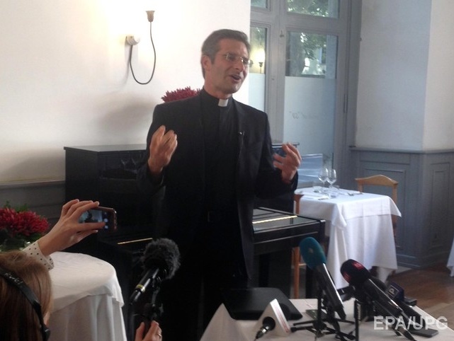 Признавшийся в гомосексуальности польский священник просит Ватикан отстранить его от работы