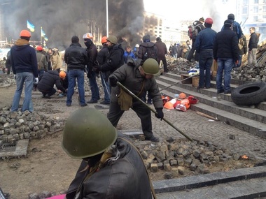 На Майдане активисты разобрали почти всю брусчатку. Фоторепортаж