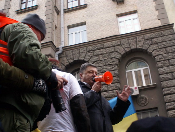  Порошенко требует передачи в суды дел о преступлениях на Майдане