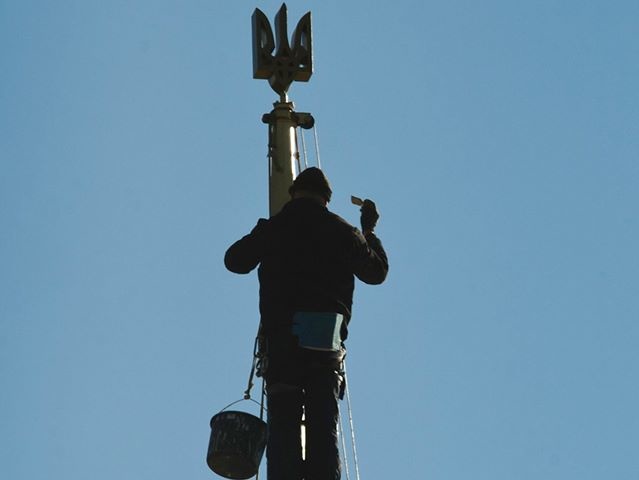 Звезду на шпиле здания Верховной Рады заменили на трезубец