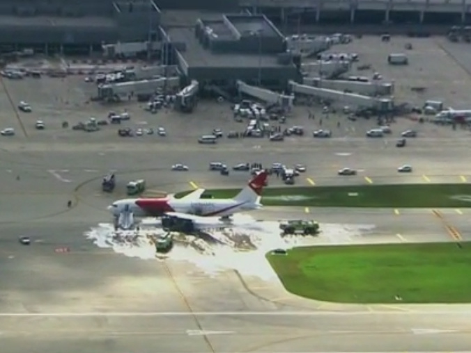 В аэропорту США загорелся Boeing 767 с пассажирами, пострадали 17 человек. Видео