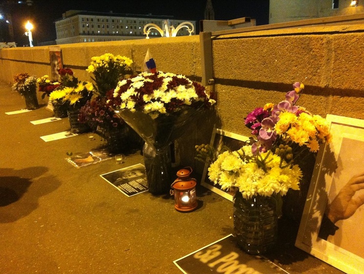 В ночь на 31 октября в Москве вновь уничтожили народный мемориал Немцову на Большом Москворецком мосту