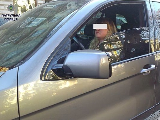 Во Львове патрульные остановили женщину на BMW X5, которая в состоянии алкогольного опьянения везла двух детей