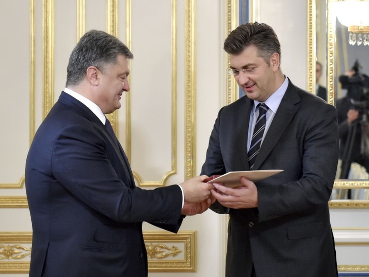 Порошенко вручил троим депутатам Европарламента орден "За заслуги" III степени