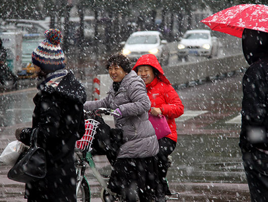 Первый снег парализовал автомобильное и железнодорожное сообщение в Китае