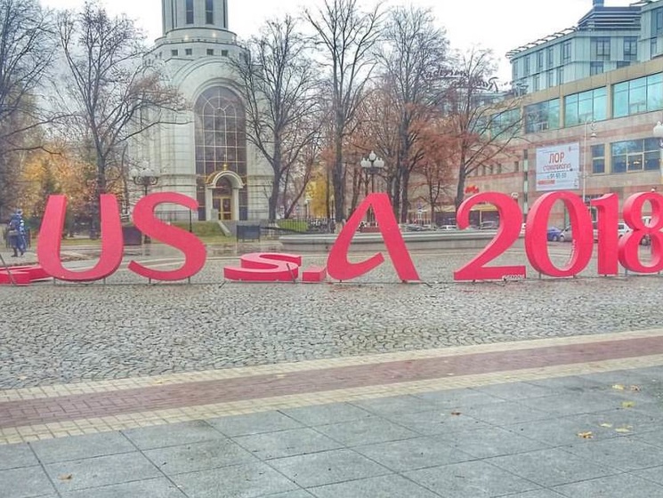В центре Калининграда на надписи, посвященной ЧМ-2018, ветер поменял слово "Россия" на "США" &ndash; СМИ